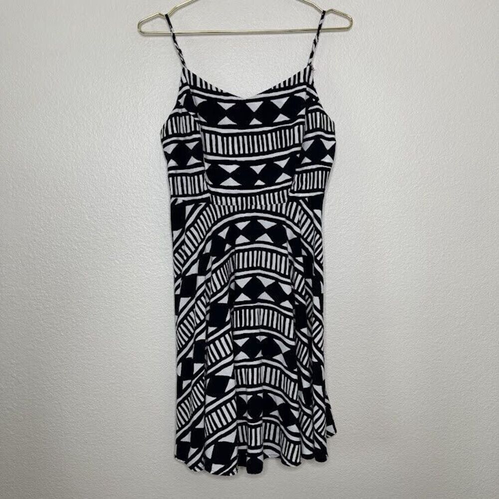 Old Navy Dress Large Black White Geo Aztec Sundress Sleeveless Fit Flare Casual